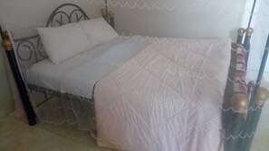 Individually decorated, individually furnished, free WiFi, bed sheets - Kabz Hotel (Kampala)