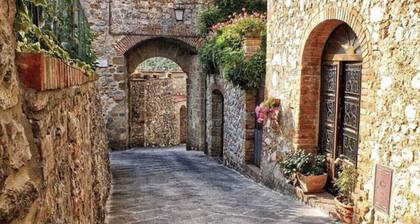 Romantic farm in the Sienese hills