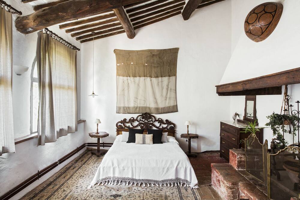 3 rooms, 6\/7 sleeps, 1 bathroom