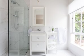 Deluxe-Studiosuite, 1 King-Bett | Badezimmer | Dusche, Hydromassagedusche, Haartrockner, Handtücher