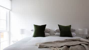 Deluxe Studio Suite, 1 King Bed | Minibar, individually furnished, desk, iron/ironing board