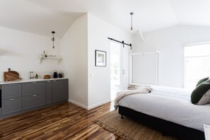 Deluxe Studio Suite, 1 King Bed | Minibar, individually furnished, desk, iron/ironing board - A Cottage In Richmond (Richmond)