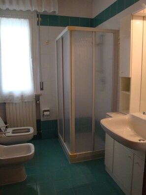 A bathroom with a toilet, bidet, shower enclosure, and sink. -  apartment 30 meters from the sea (Igea Marina RN)