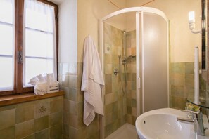 Dusche, Haartrockner, Bidet, Handtücher