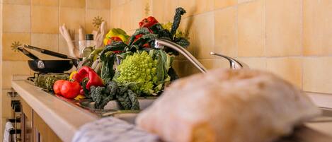 Kühlschrank, Mikrowelle, Herdplatte, Wasserkocher mit Kaffee-/Teezubehör