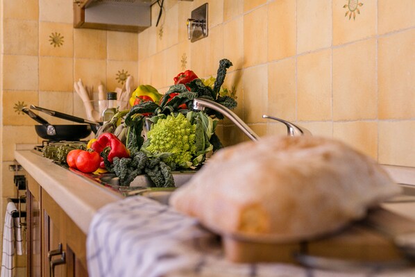 Fridge, microwave, stovetop, coffee/tea maker - Bellavista Apartment in Cortona Town Centre (Cortona)