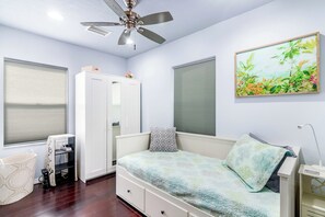 4 Schlafzimmer, Schreibtisch, Bügeleisen/Bügelbrett, Reisekinderbett