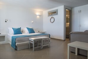 1 chambre, bureau, fer et planche à repasser, lit parapluie