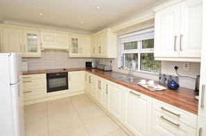 Kjøleskap, mikrobølgeovn, ovn og oppvaskmaskin