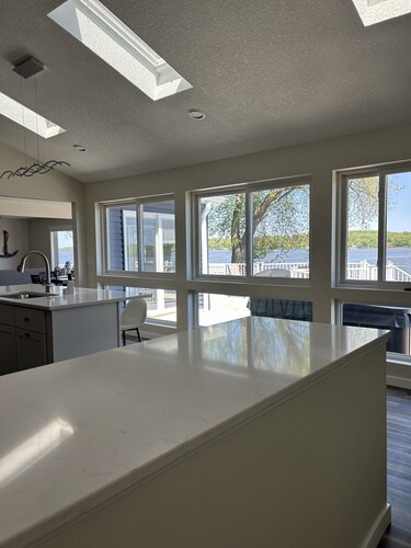 Fully Remodeled Riverfront home with private ramp and dock on Mississippi River