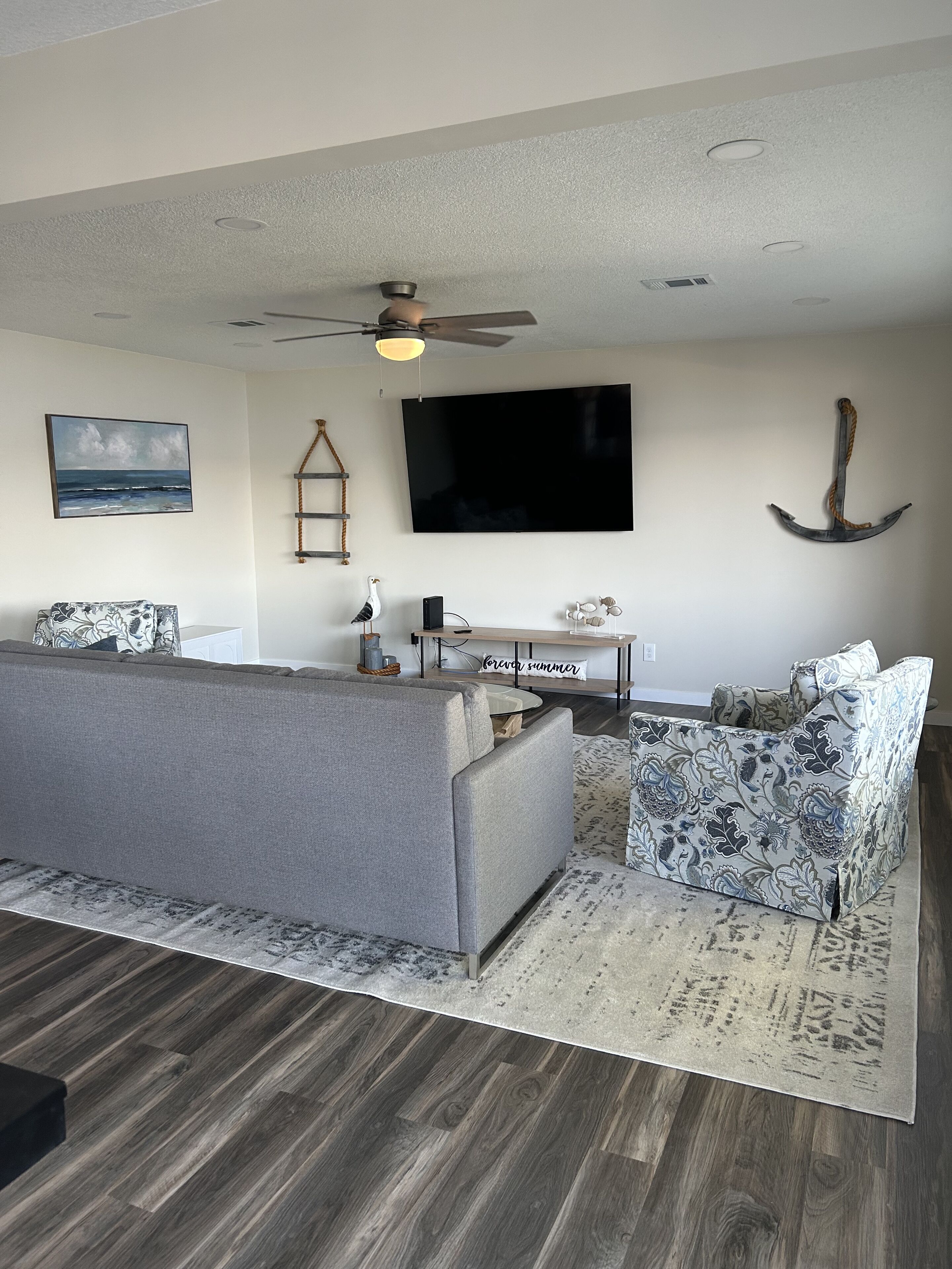 Smart-TV, Kamin, Videospiele, Tischtennisplatte