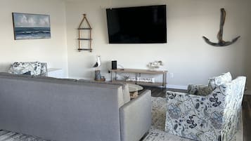 Smart-TV, Kamin, Videospiele, Tischtennisplatte