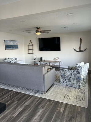 Smart TV, chimenea, videojuegos y tenis de mesa 