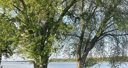 Fully Remodeled Riverfront home with private ramp and dock on Mississippi River