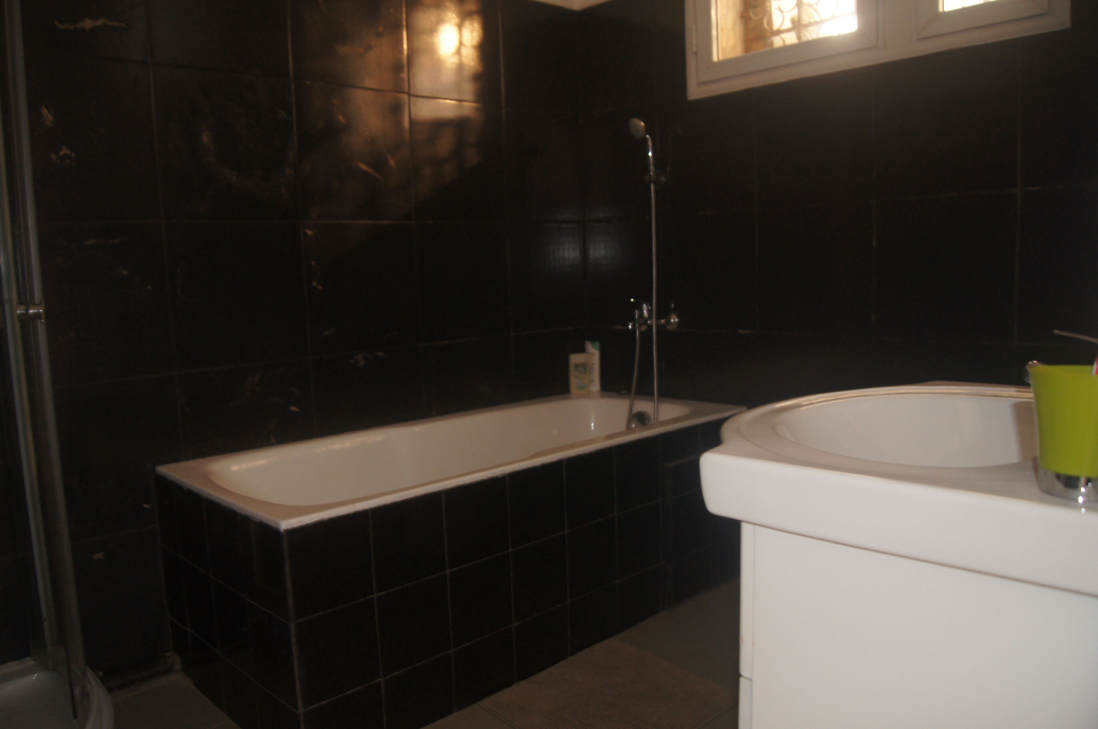 Ducha y bañera combinadas, secador de pelo, toallas y jabón