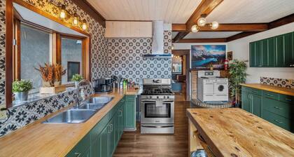 Rocky Mountain Retreat- Enormous House Sleeps 23