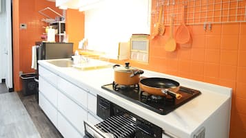 Casa (Private Vacation Home) | Cozinha americana privada | Geladeira, micro-ondas, cooktop, chaleira elétrica
