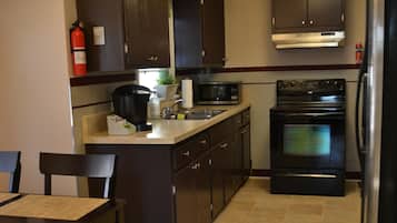 Full-size fridge, microwave, oven, stovetop