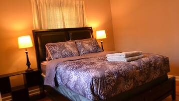 2 makuuhuonetta, työpöytä, silitysrauta/-lauta, ilmainen Wi-Fi