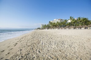 En la playa, camastros y toallas de playa 