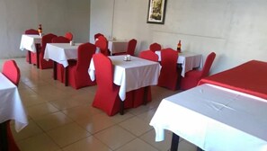 供應早餐、午餐及晚餐