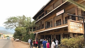 Un hotel con un cartel que dice "JELIZA HOTEL KASESE".