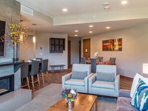 Een smart-tv, een open haard, videogames en een dvd-speler