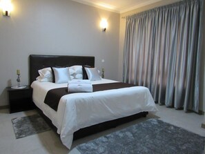 Skrivebord for bærbar PC, strykejern/-brett og wi-fi (inkludert)