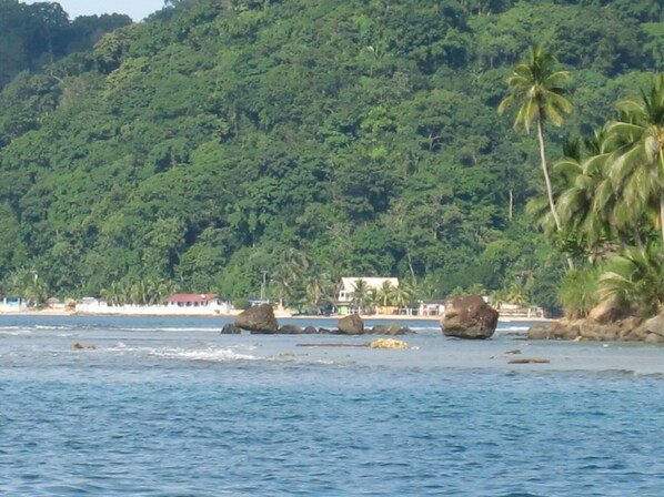 Beach nearby, sun loungers, beach towels