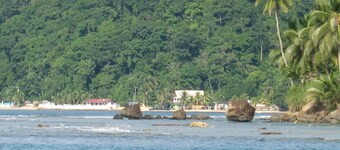 Casa Anzuelo est une maison en bord de mer qui se concentre sur l'eau et la nature.