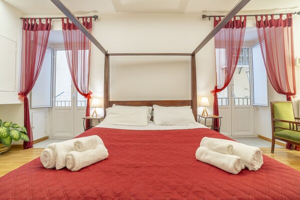 Travel cot, free WiFi, bed sheets