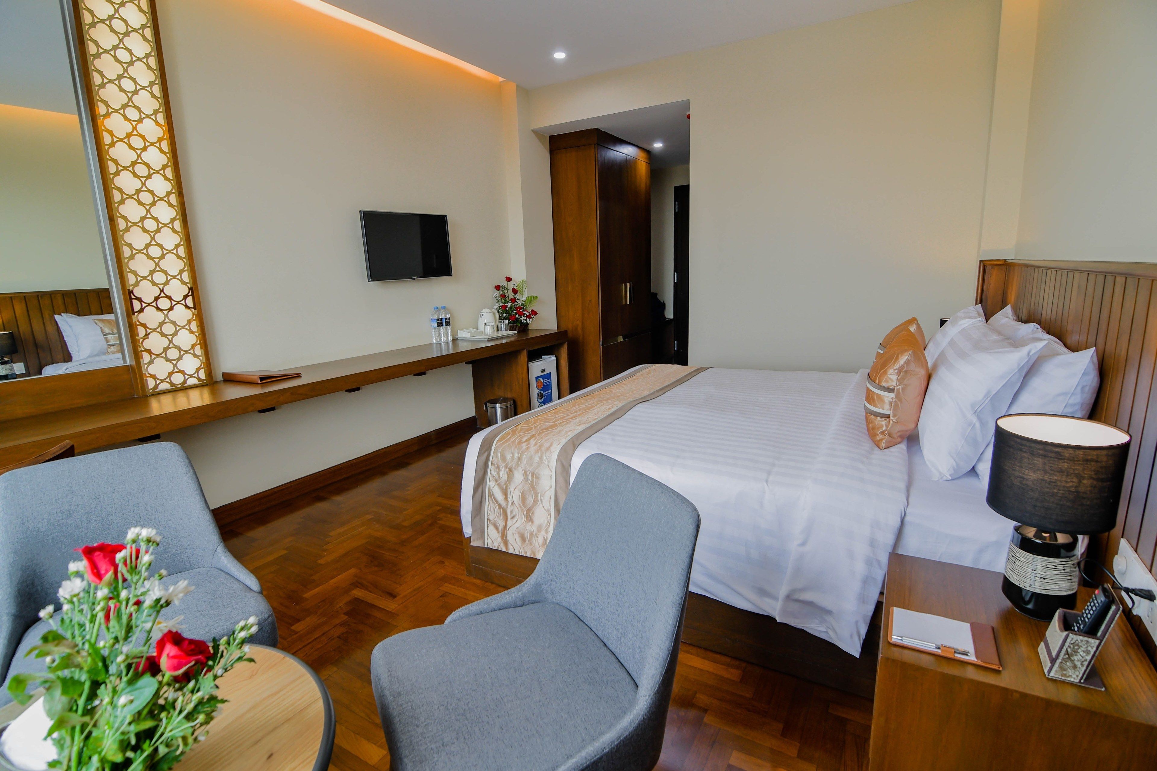 deluxe double room | minibar, in-room safe, desk, laptop workspace