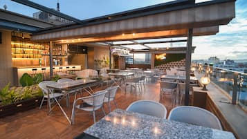 Bar auf der Dachterrasse