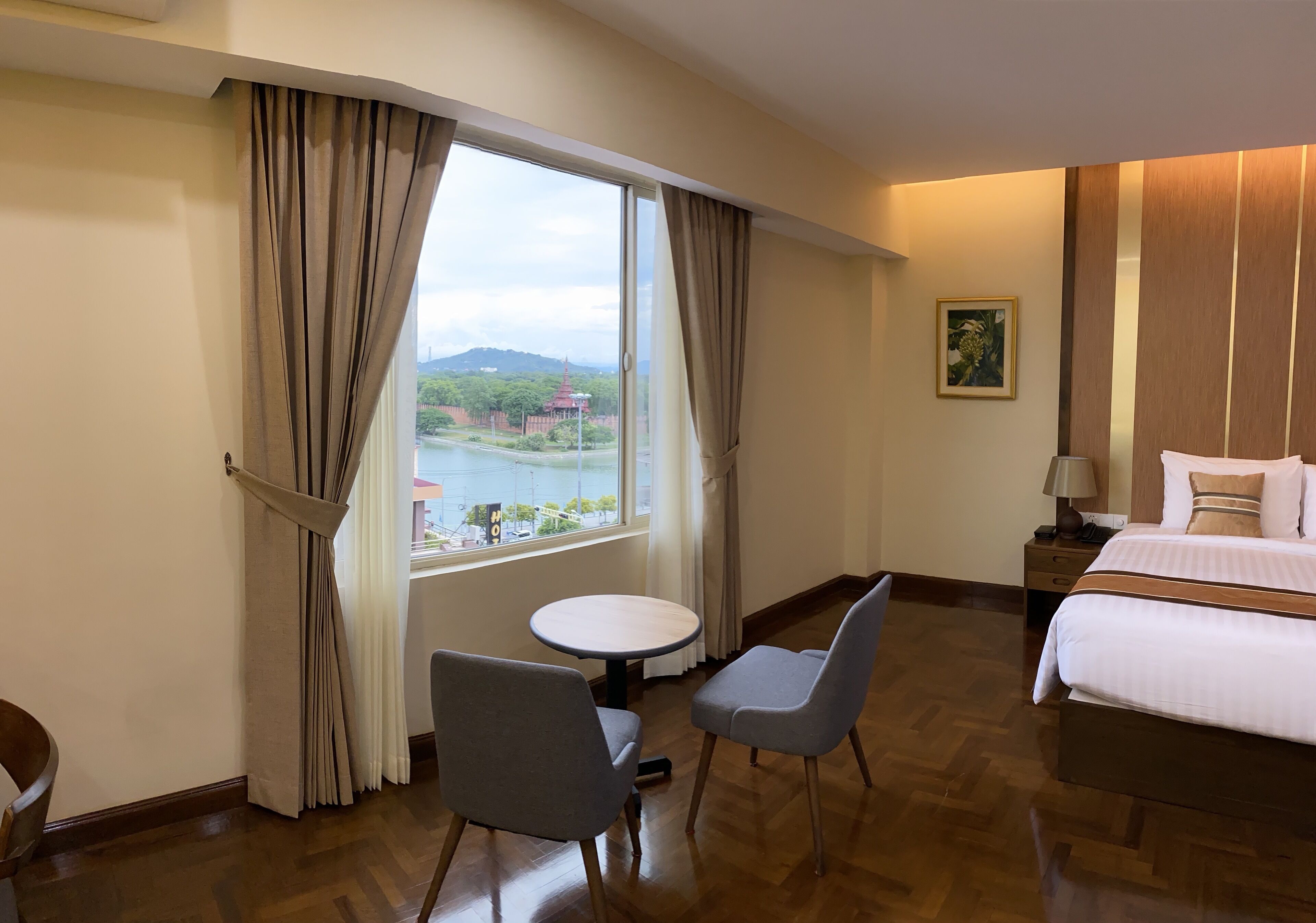 suite | living area | 42-inch flat-screen tv with cable channels, tv