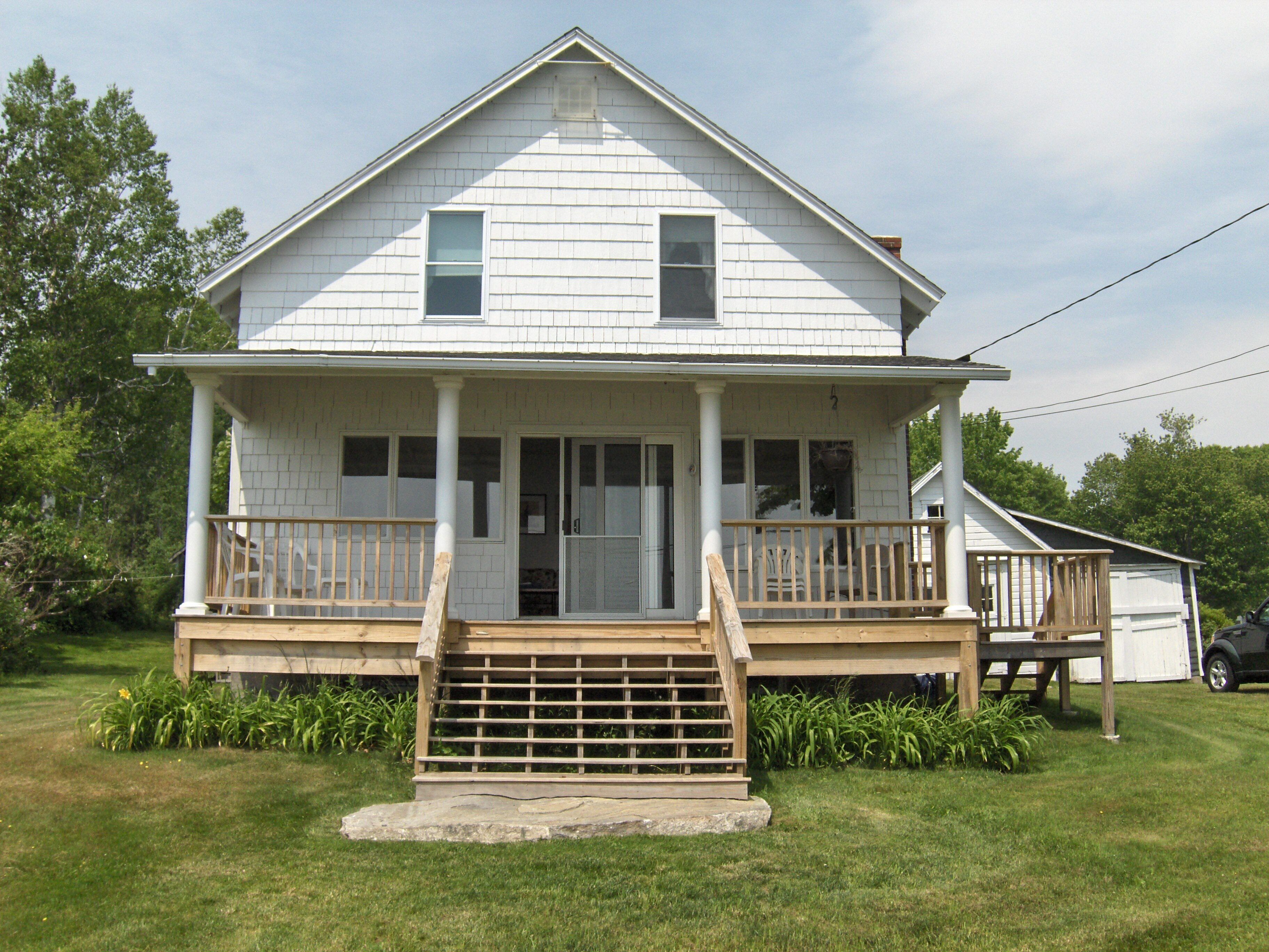 Charming waterfront cottage with large yard
