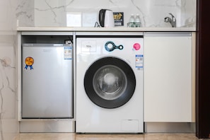 Deluxe Twin Room, Sea View | Private kitchenette | Fridge, stovetop, electric kettle - Seacliff Apartment (Shantou)
