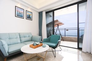 Deluxe Double Room, Sea View | Desk, blackout drapes, free WiFi - Seacliff Apartment (Shantou)