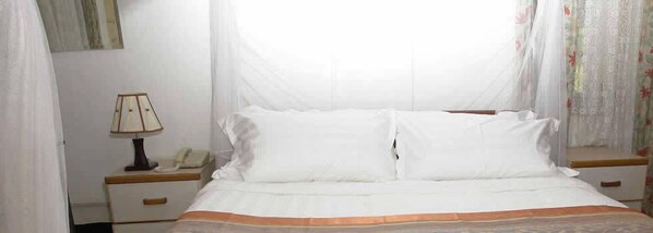 Shower, towels, soap, toilet paper - Makerere University Guest House (Kampala)