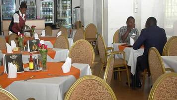 Frokost med lokale retter er inkludert hver dag