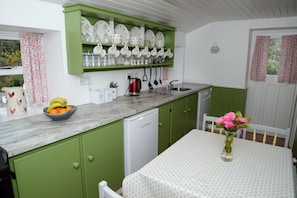 Køleskab, mikrobølgeovn, ovn, kogeplade
