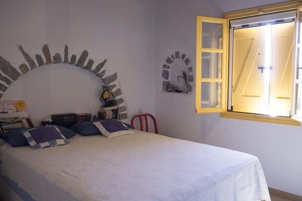 2 bedrooms, iron/ironing board, Internet, bed sheets