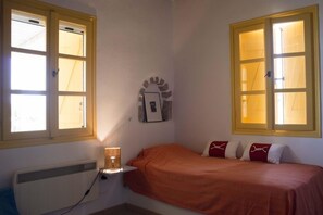 2 bedrooms, iron/ironing board, Internet, bed sheets