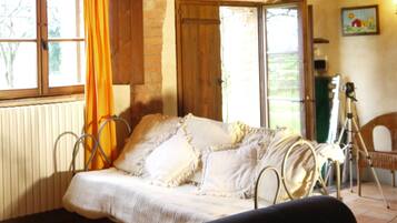 Fernseher, Kamin, Tischfußball, Tischtennisplatte