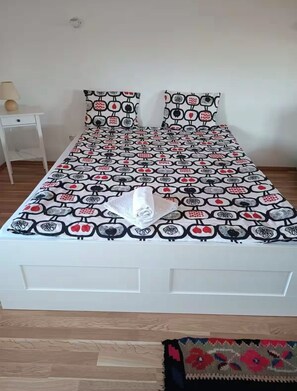 4 bedrooms, desk, iron/ironing board, free WiFi - Luxury hillside villa with amazing views (Campulung)