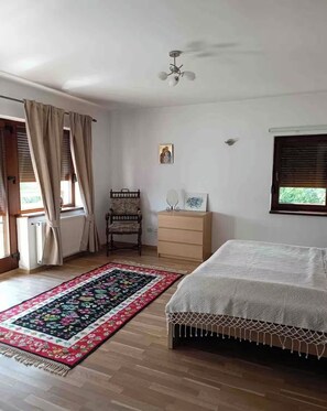 4 bedrooms, desk, iron/ironing board, free WiFi