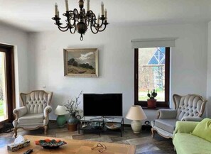 Smart TV, fireplace, ping pong, books