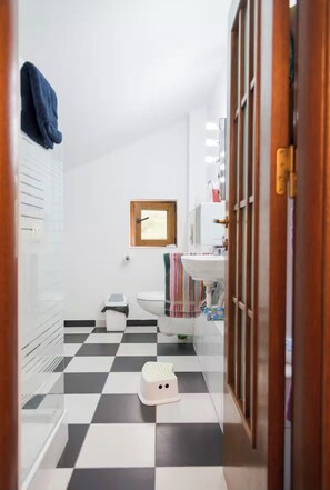 Doccia, asciugacapelli, bidet, asciugamani