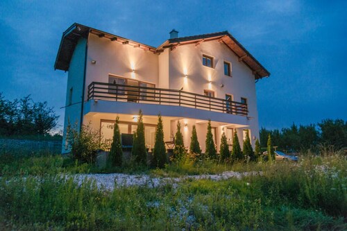 Luxus-Villa in Hanglage mit herrlicher Aussicht