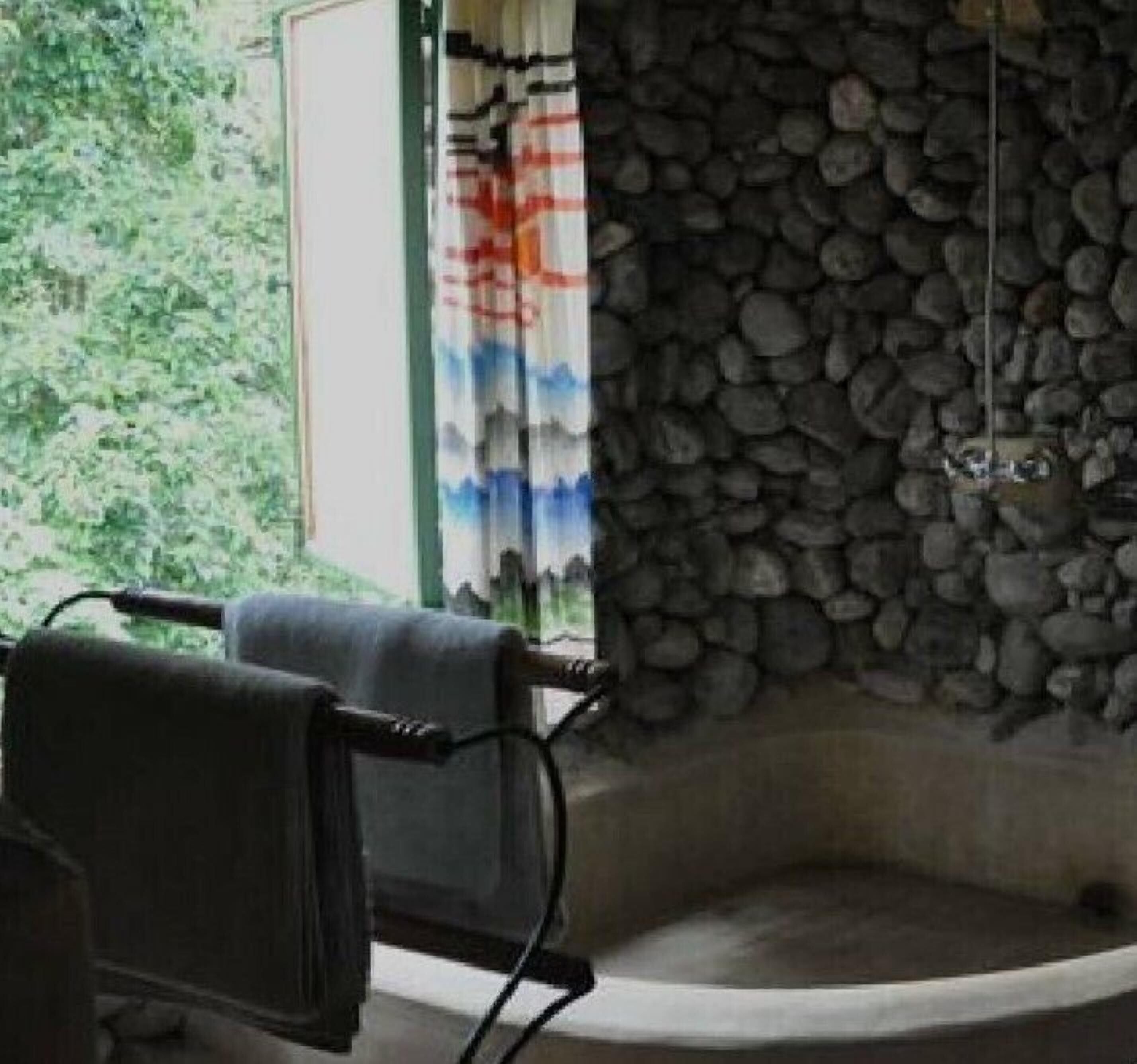 Kamar mandi | Shower, perlengkapan mandi gratis, handuk, dan sabun