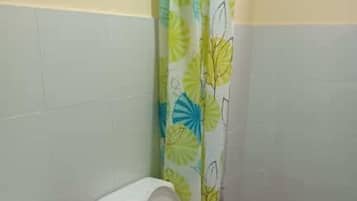 Ducha, artículos de tocador gratuitos, toallas